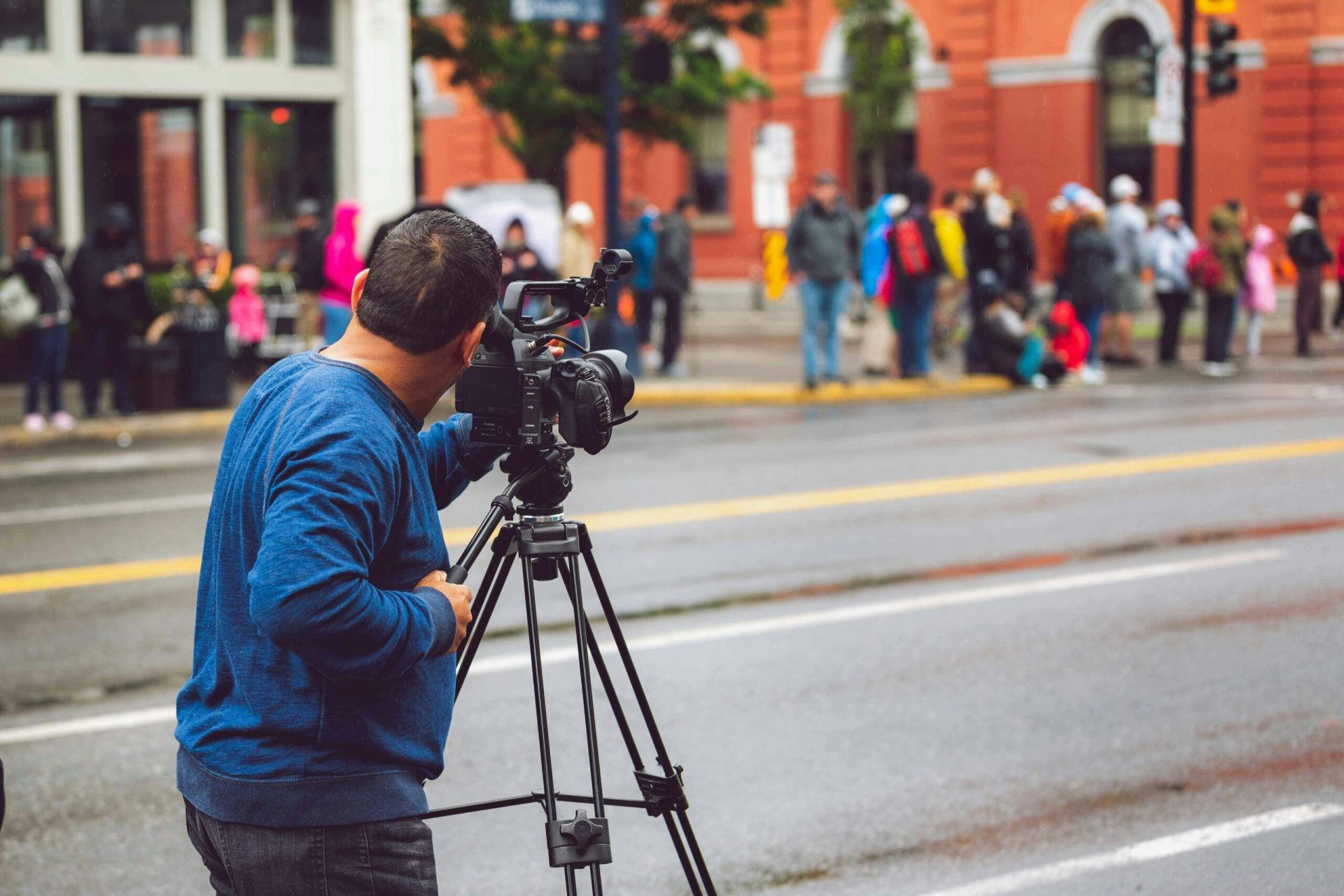 cameraman-pexels-vladvictoria-2363675