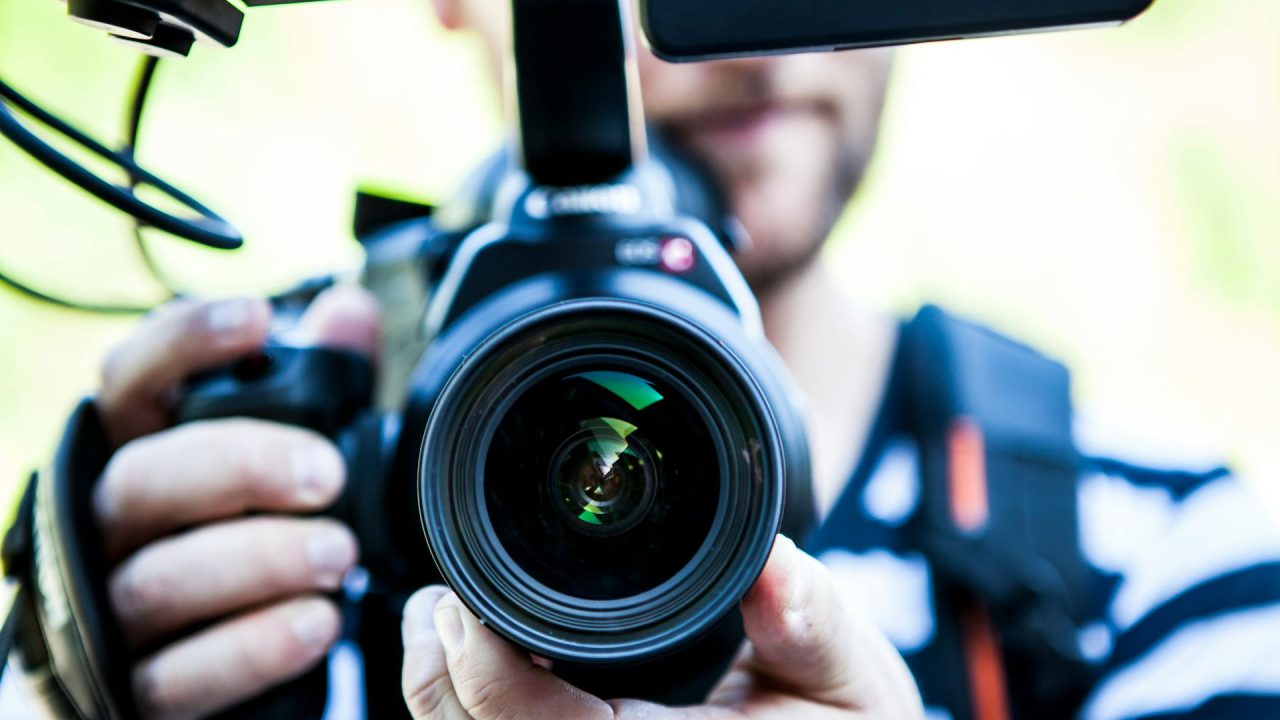 cameraman-pexels-solliefoto-320617